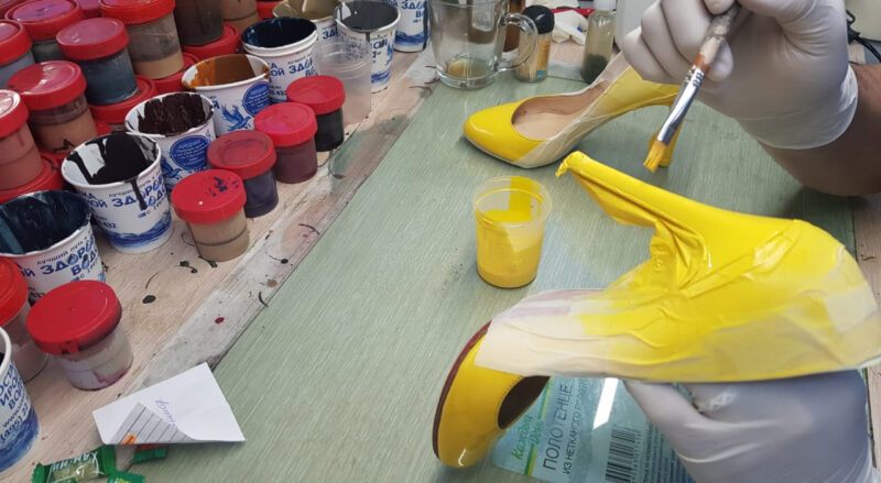 восстановление желтого цвета лаковых туфель Christian Labouten